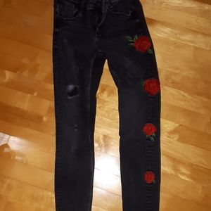 Zara's embroidered roses low-rise black jeans